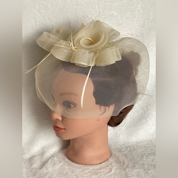 Amazing cream, color, vintage wedding fascinator hair clip feathers pearls - Picture 7 of 9